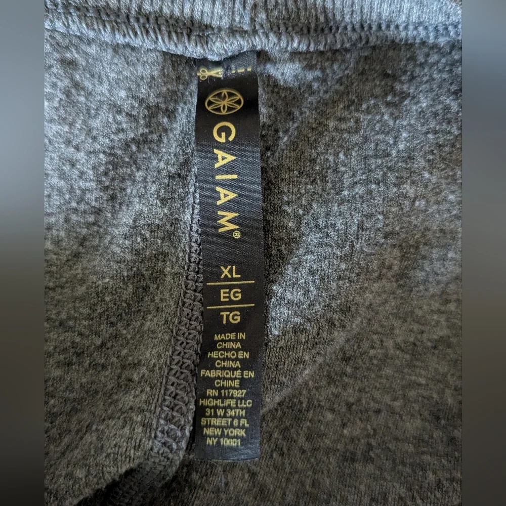 GAIAM Gray Mandala Print Women's Top Shirt Soft Comfy XL  Great Used Cond Yoga - Picture 2 of 5